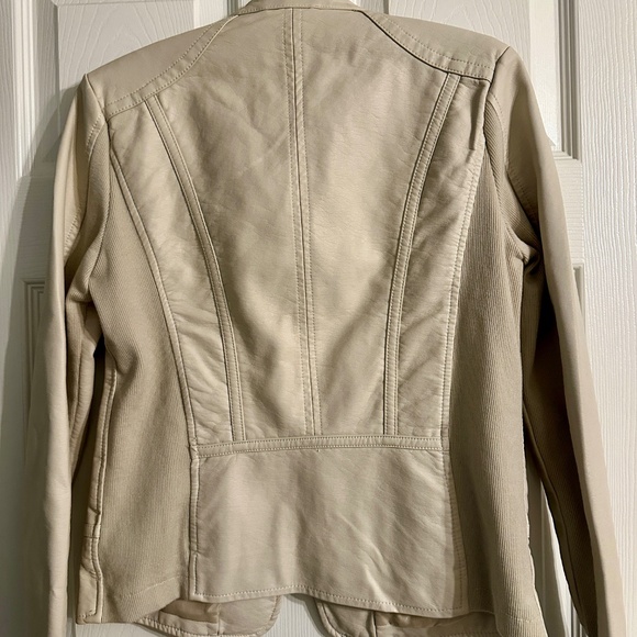 Maurices Cream Faux Leather Moto Jacket – Stretch Panels, Zip Pockets (XS) - Picture 5 of 6
